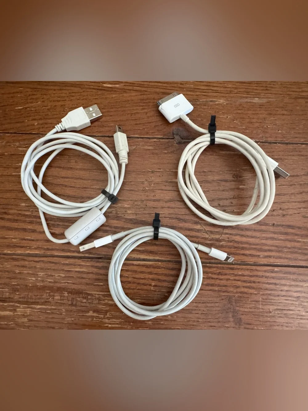 Apple I-Touch 4th Generation 32 GB Model A1367 Bundle W/Box Charger/Accessories